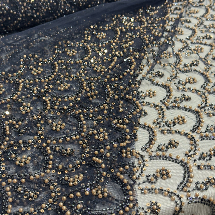 Tulle bleu foncé brodé posé à plat, avec le fond transparent entre les broderies