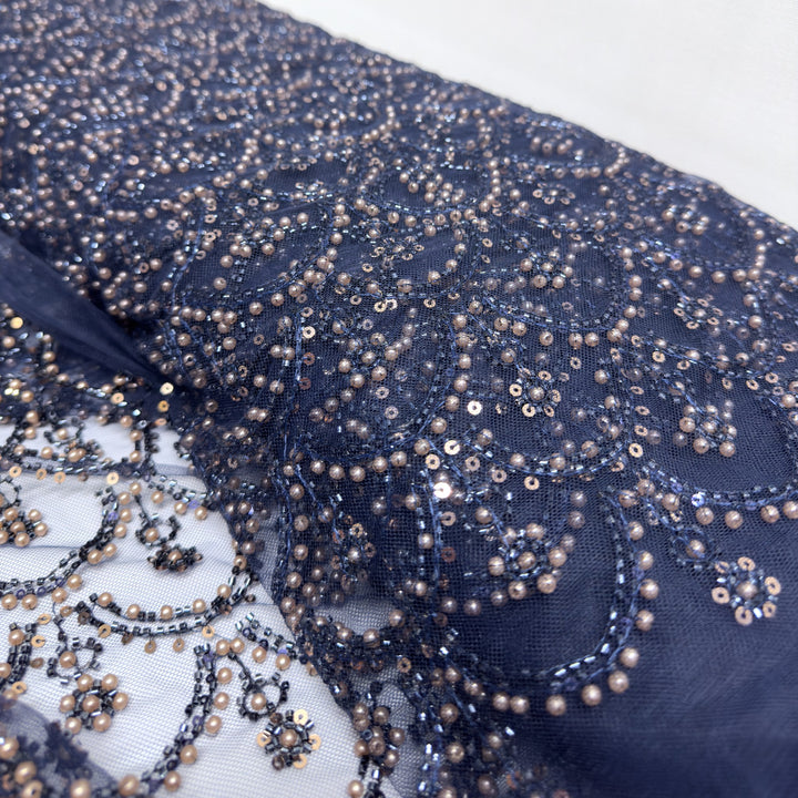 Tulle bleu foncé brodé : le motif en écailles avec des perles bronze et des paillettes bleues