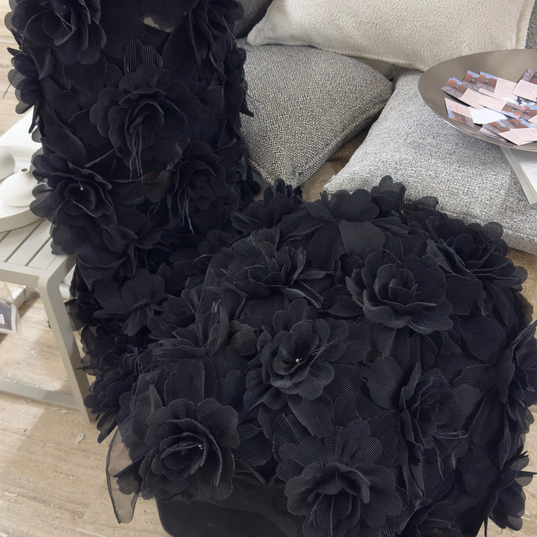 Tessuto in tulle nero con fiori in rilievo, foto nel negozio Crilù a Trevi
