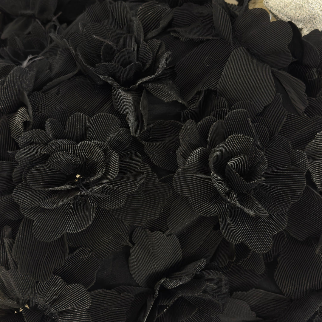 Tulle noir à fleurs plissées en relief, vue rapprochée