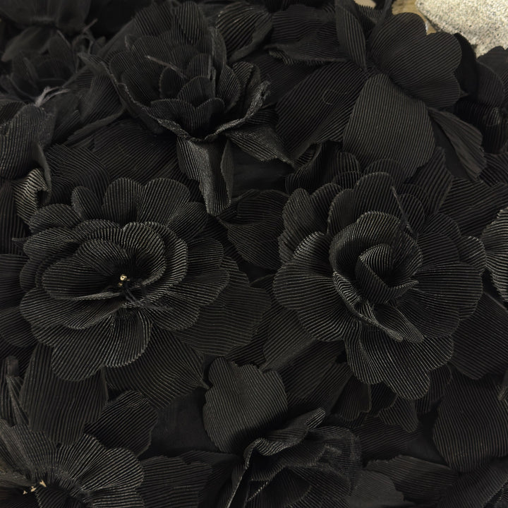 Tulle noir à fleurs plissées en relief, vue rapprochée