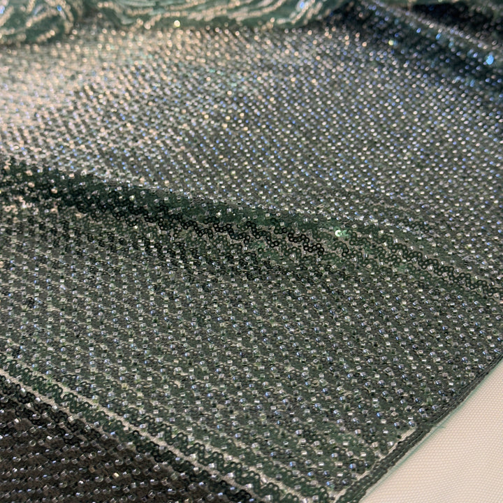 Nahaufnahme der dichten Pailletten in Silber und Dunkelgrün