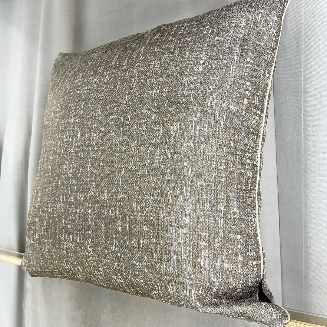 Shimmer-effect cushion 50×50 – Dark natural