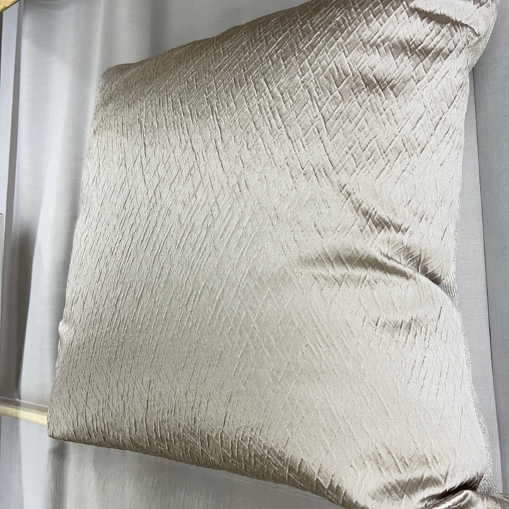 Textured shimmer-effect cushion 50×50