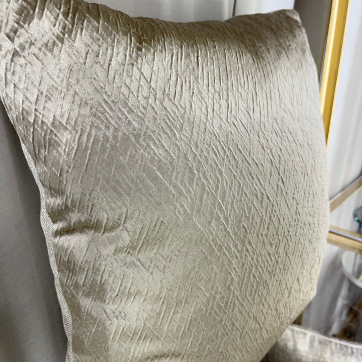 Textured shimmer-effect cushion 50×50