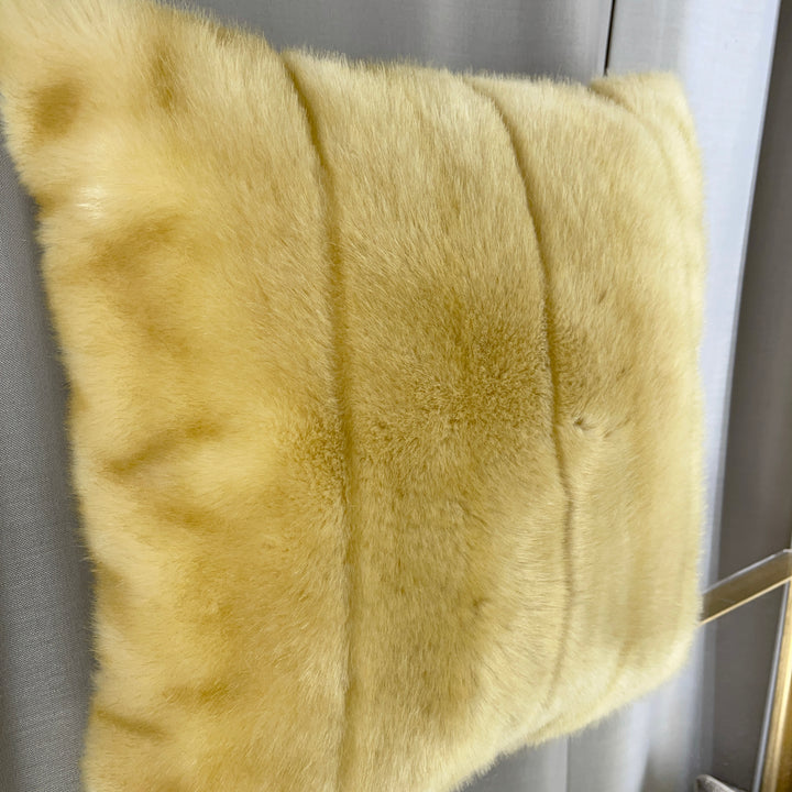 Cuscino in ecopelliccia con ricami floreali 42×42