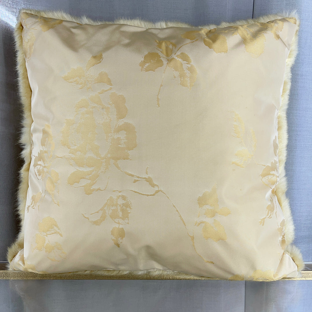 Cuscino in ecopelliccia con ricami floreali 42×42