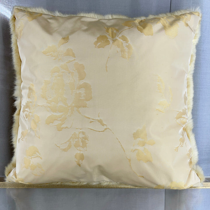 Cuscino in ecopelliccia con ricami floreali 42×42