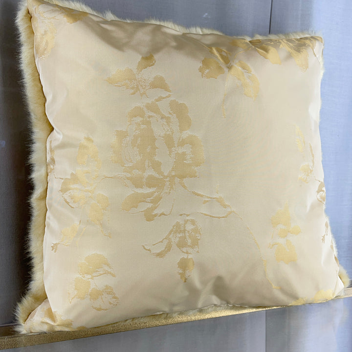 Cuscino in ecopelliccia con ricami floreali 42×42