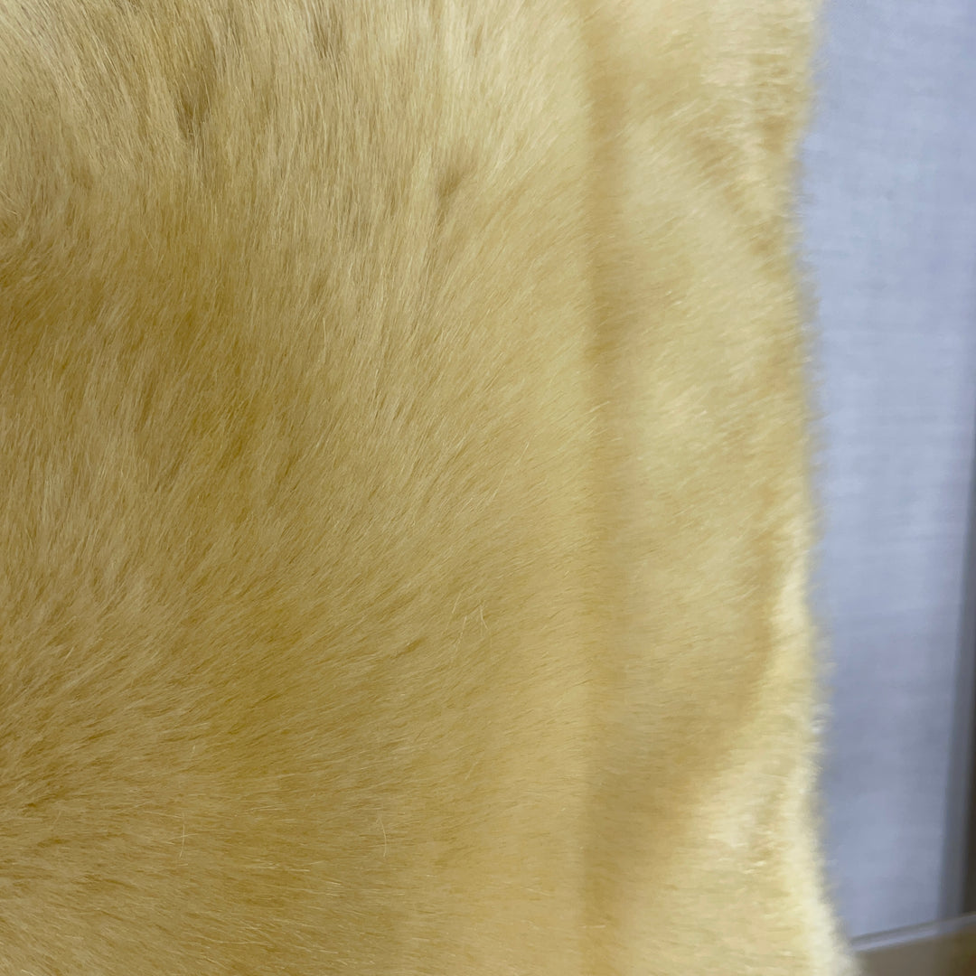 Cuscino in ecopelliccia con ricami floreali 42×42