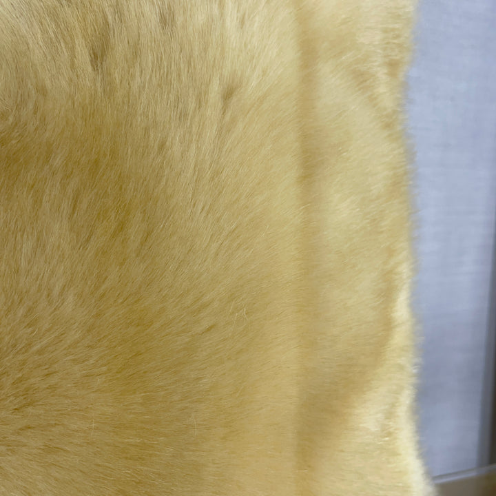 Cuscino in ecopelliccia con ricami floreali 42×42