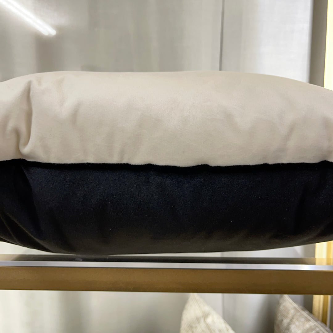 Large reversible velvet cushion 50×50 – Black and ivory
