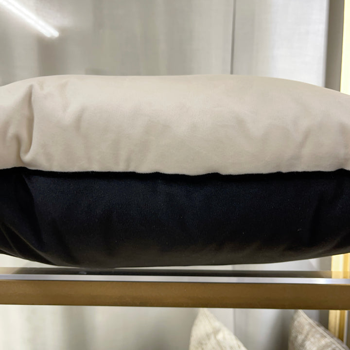 Large reversible velvet cushion 50×50 – Black and ivory