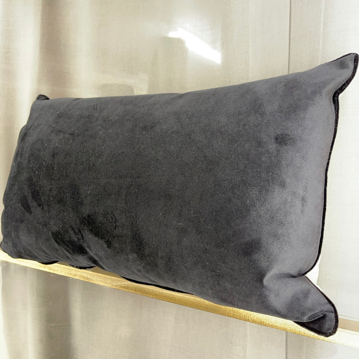 Kleines wendbares Dekokissen aus Samt 30×50 – Schwarz und Elfenbein