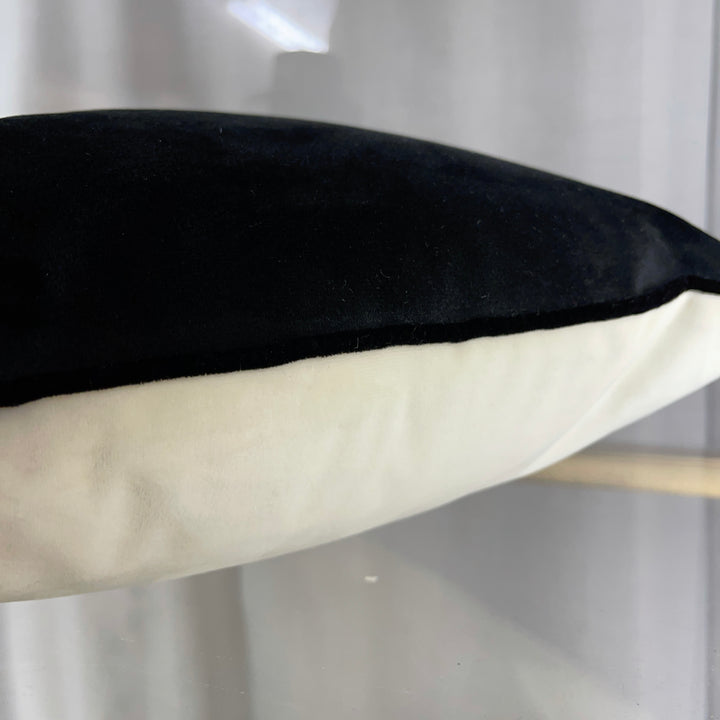 Kleines wendbares Dekokissen aus Samt 30×50 – Schwarz und Elfenbein