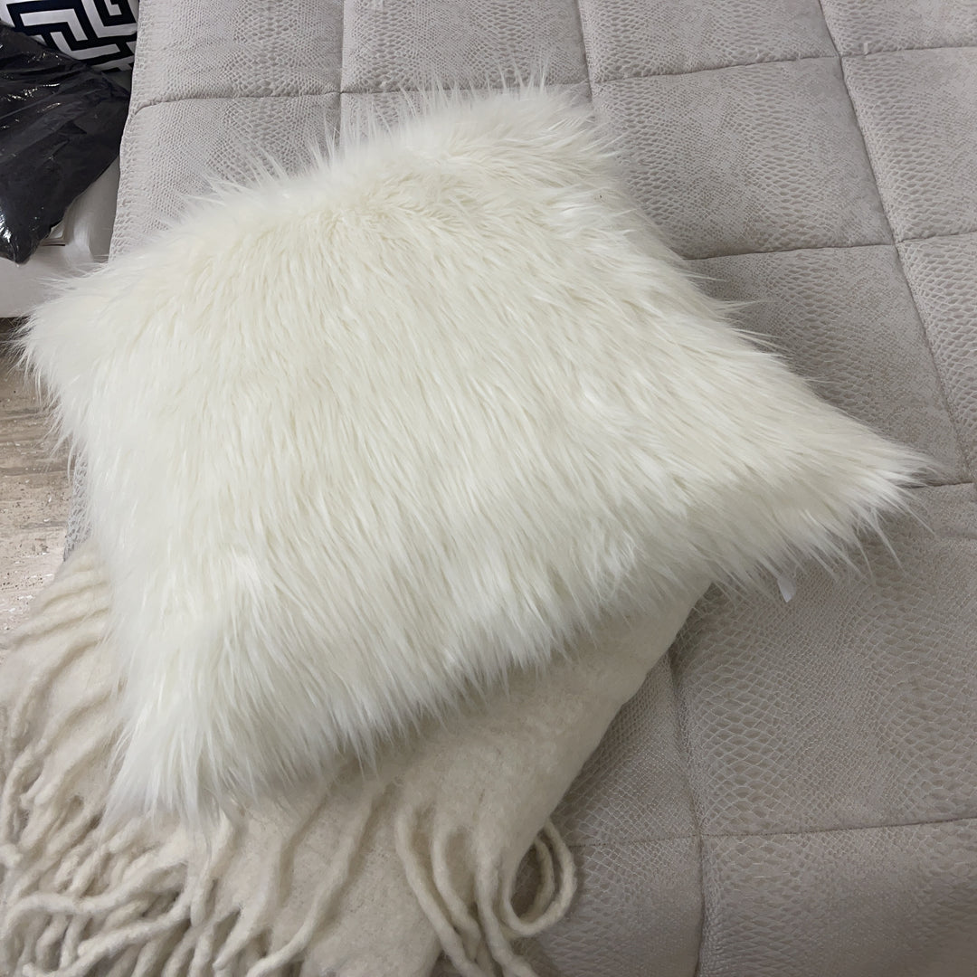 Coussin en fausse fourrure à poils longs 40×40 – Blanc