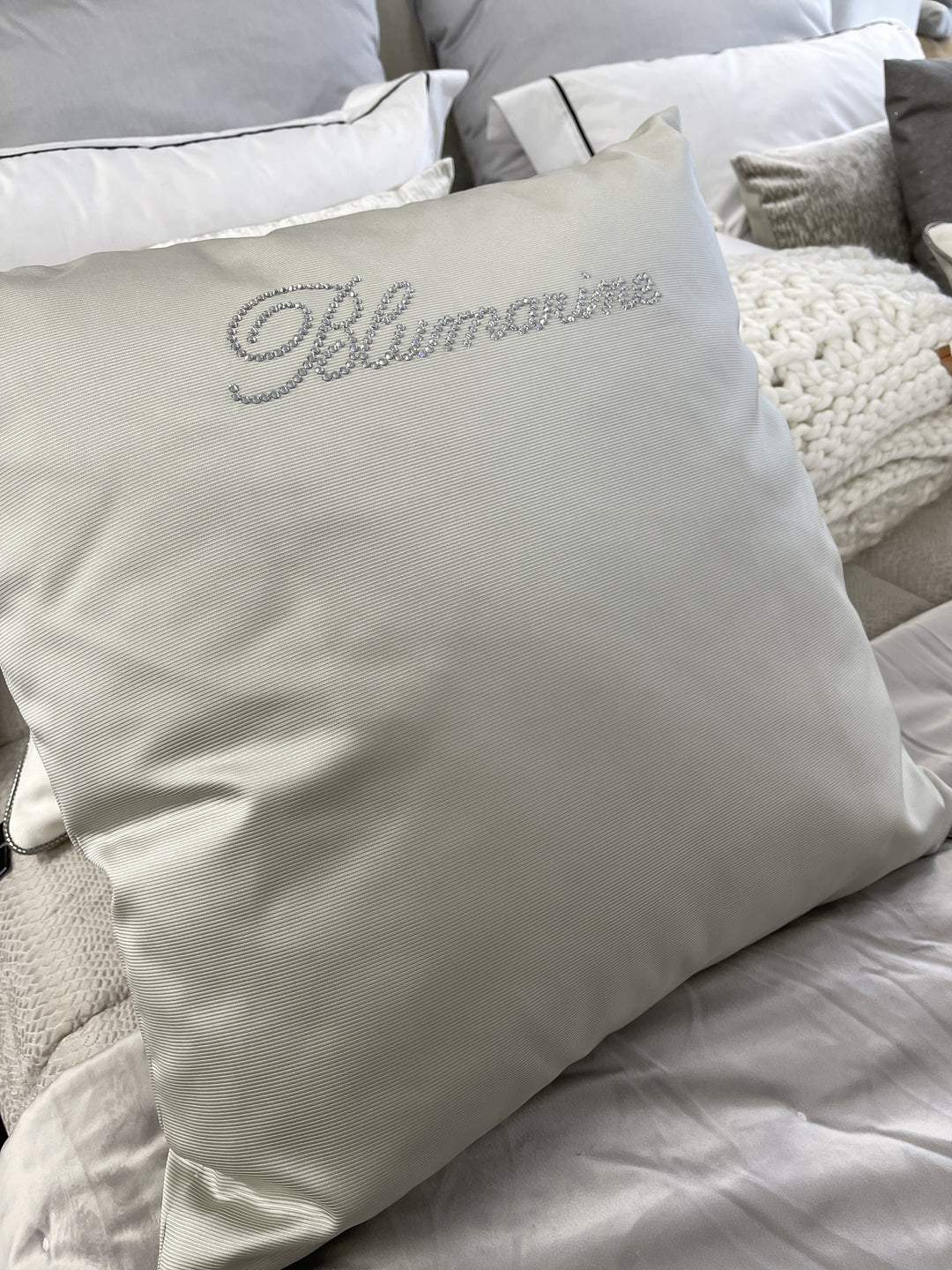Cuscino satinato Blumarine con logo in strass 60×60