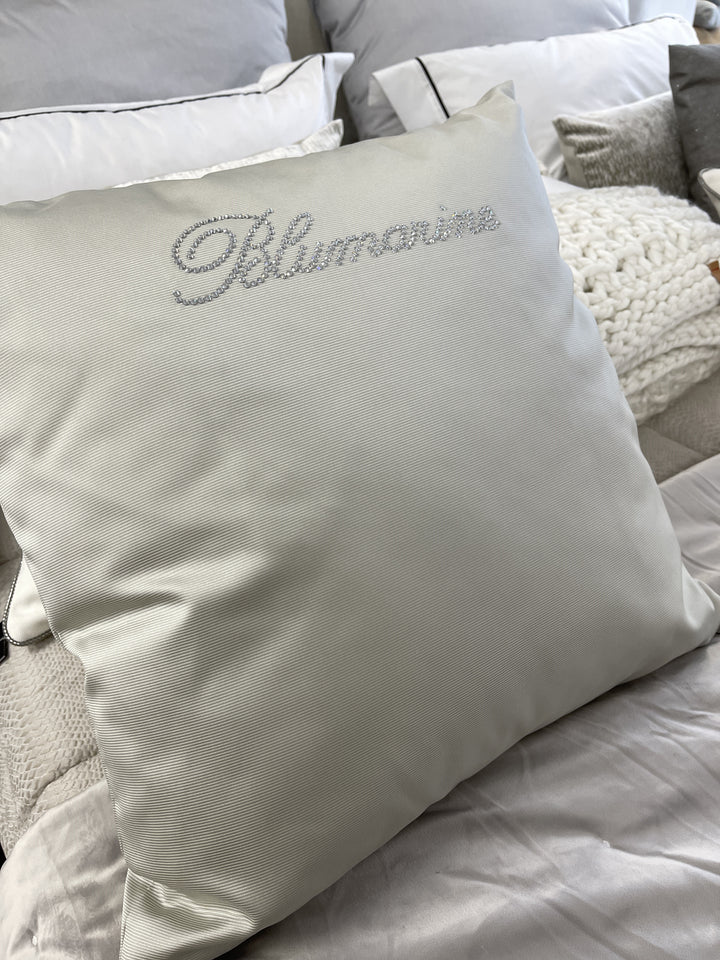 Cuscino satinato Blumarine con logo in strass 60×60