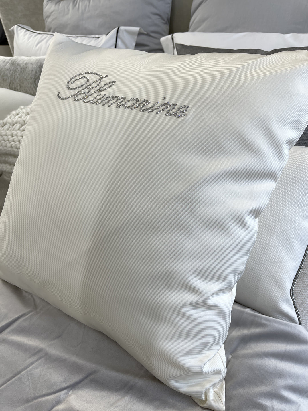 Cuscino satinato Blumarine con logo in strass 60×60