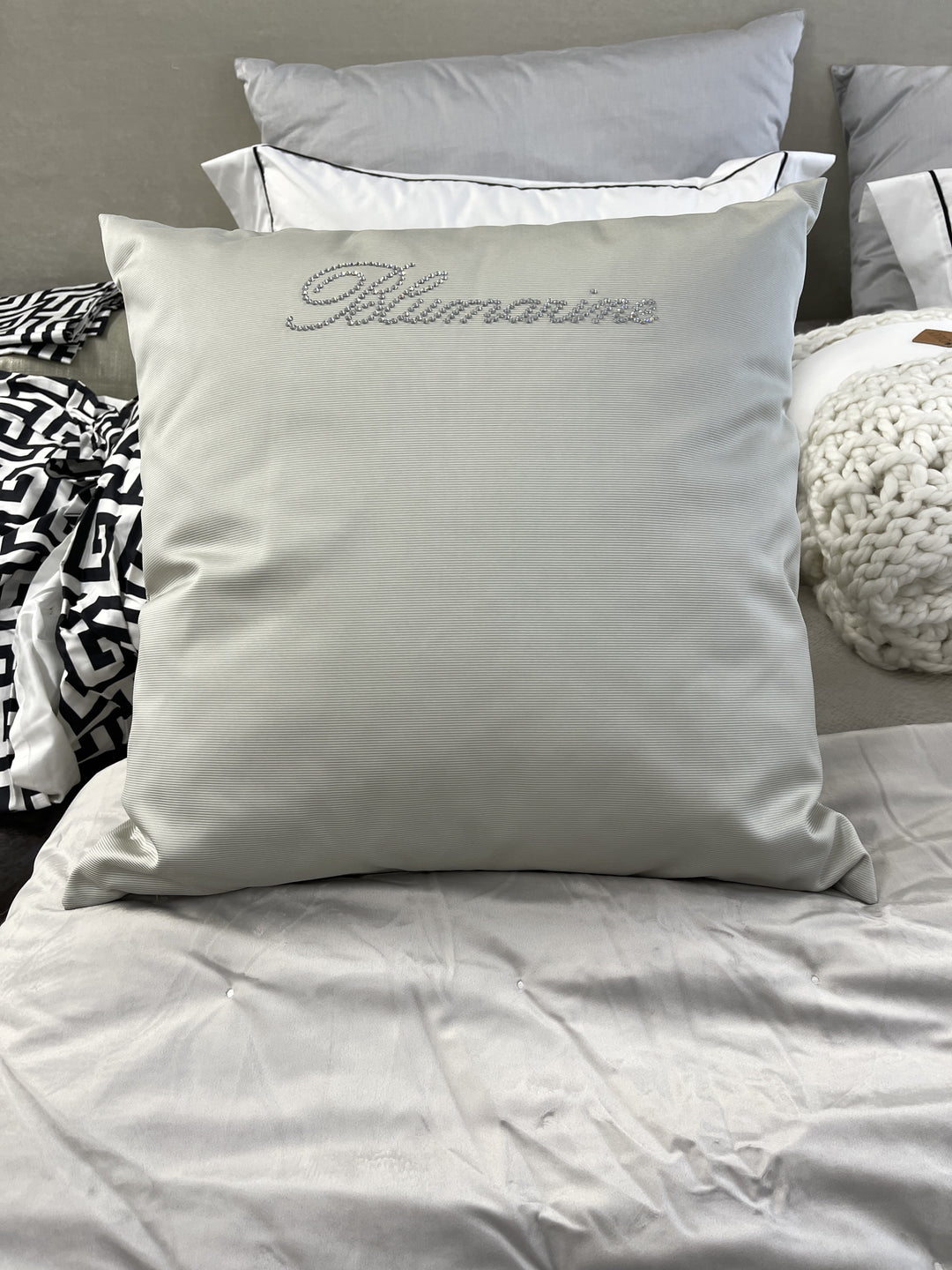 Cuscino satinato Blumarine con logo in strass 60×60