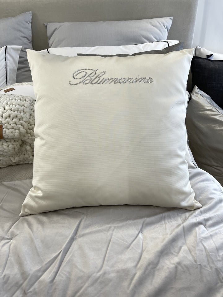 Cuscino satinato Blumarine con logo in strass 60×60