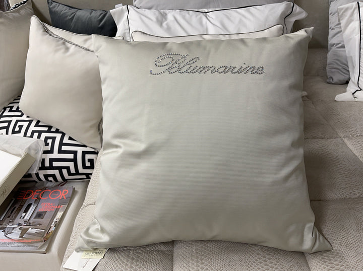 Cuscino satinato Blumarine con logo in strass 60×60