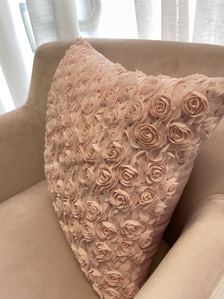 Cuscino con rose in rilievo 50×50 – Rosa