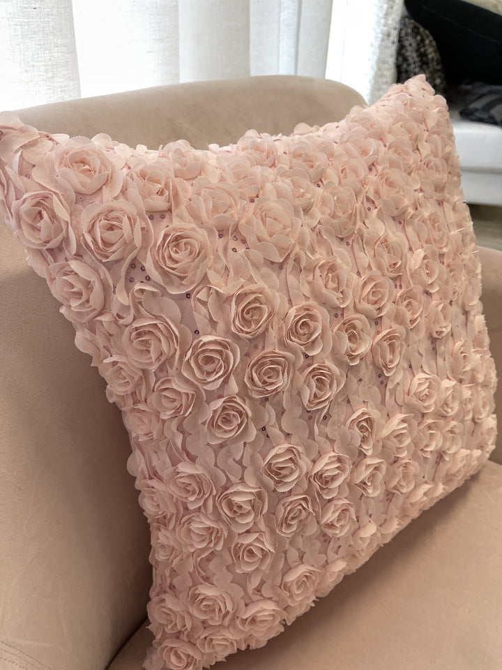 Cuscino con rose in rilievo 50×50 – Rosa