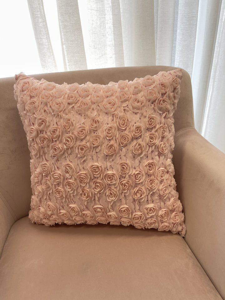 Cuscino con rose in rilievo 50×50 – Rosa